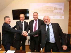 PODPIS POGODBE  FOTO LJUBO VUKELIČ 40s